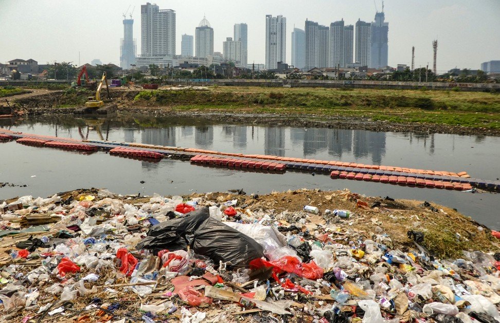 Indonesian puppet show teaches kids about plastic waste