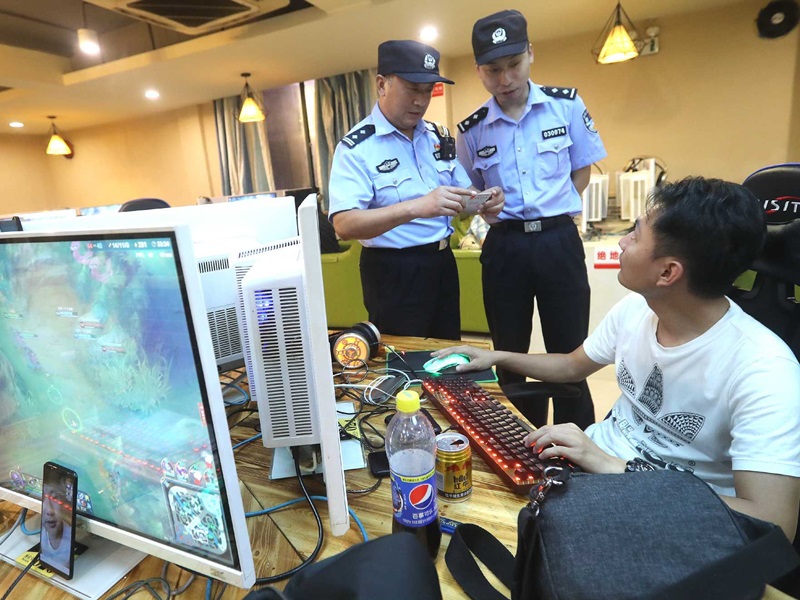 多次浏览「反华」网址 15岁少年被批评教育