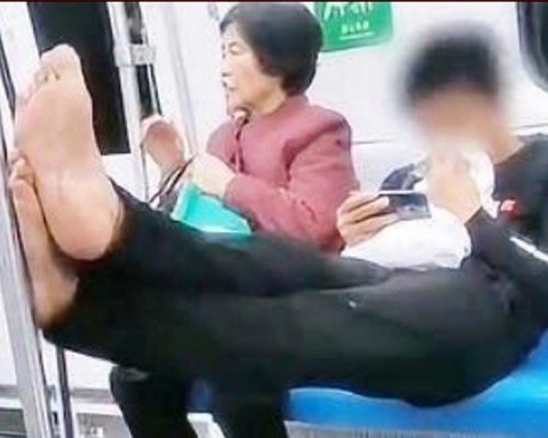 臭气薰天！少年地铁除鞋脚搭扶手杆 自己都要捂鼻