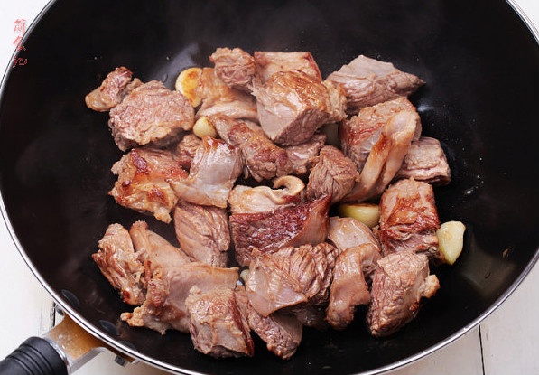 煮牛肉时，有人焯水有人直接煮，都不对！教你正确做法，太香了