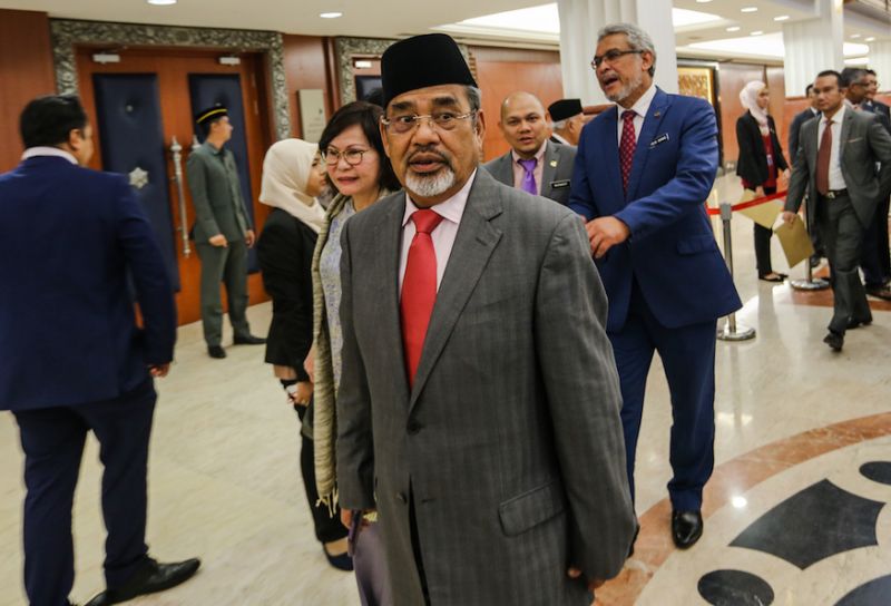 Umno supreme councillor says reps who met with Azmin last night ‘stupid’