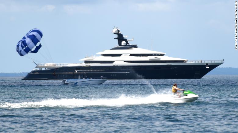 Alleged fraudster with ties to DiCaprio and Paris Hilton settles with US for $700M