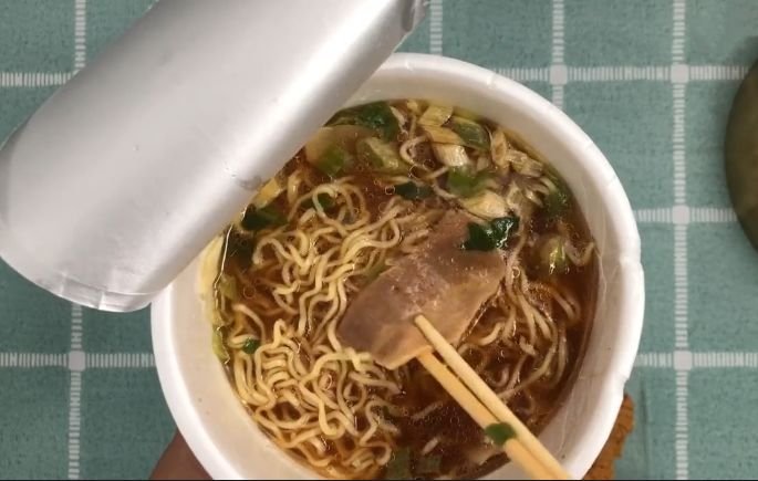 59元买一桶“米其林”泡面，看到牛肉分量后，网友：康师傅再见！
