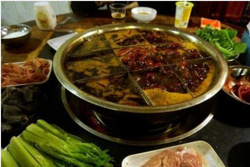印度人来中国旅游，吃饭时不用筷子，菜上桌后整个人“尴尬”了