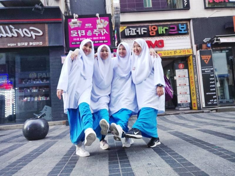 Four Malaysian women realise dream reunion holiday after 18 years in school uniforms