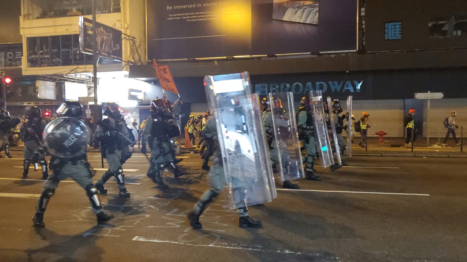 【修例风波】旺角私家车疑被催泪弹射中司机不适 弥敦道示威者掷汽油弹