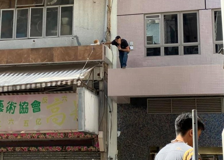 南亚双贼图爬棚架潜屋爆窃 当场断正