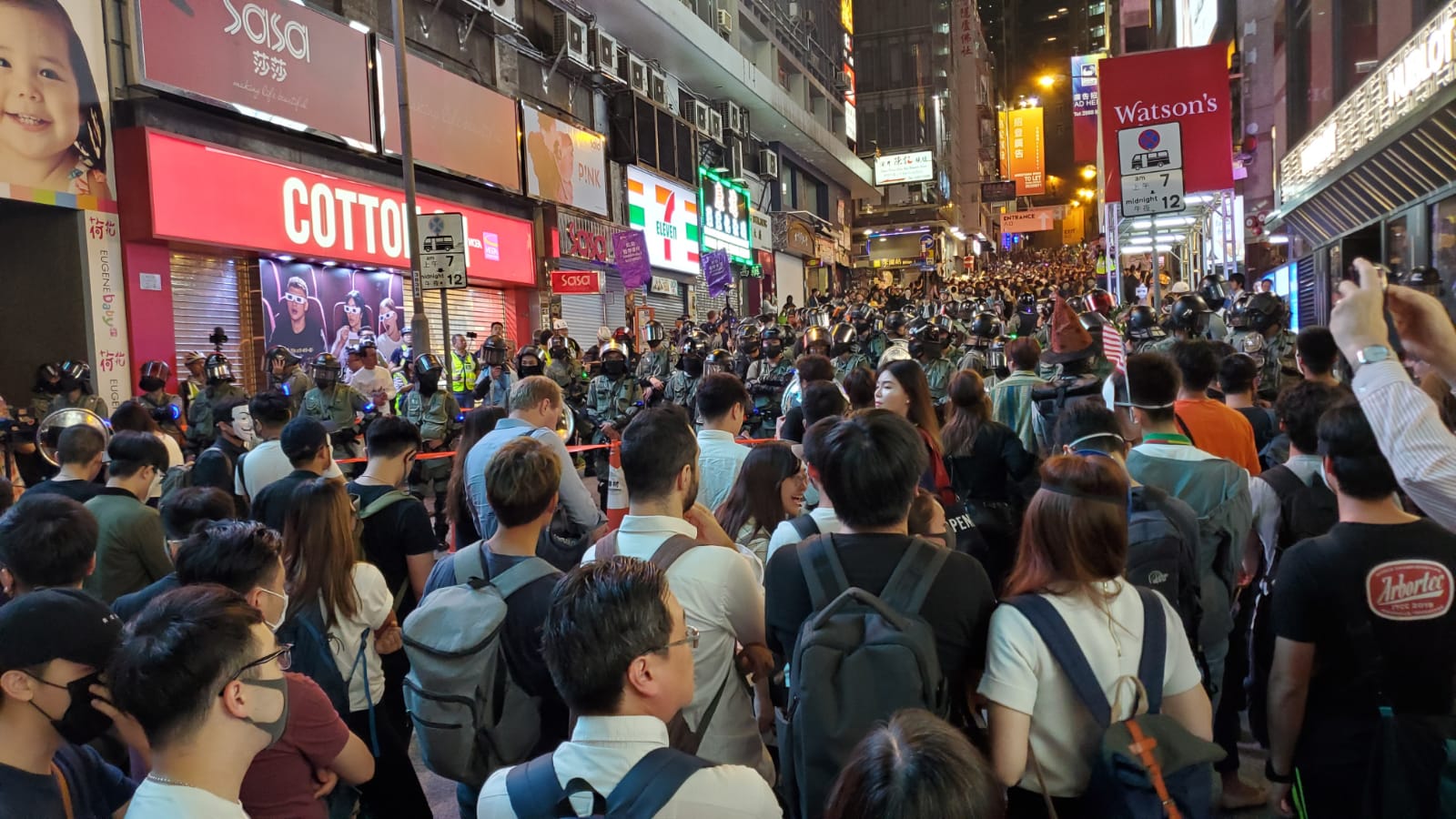 【修例风波】警员封闭兰桂坊蓝旗警告离开 戴面具抗议人群指骂