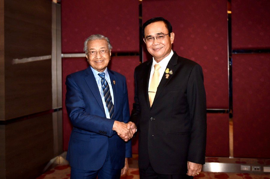 Dr Mahathir meets with Thai PM Prayuth in Bangkok