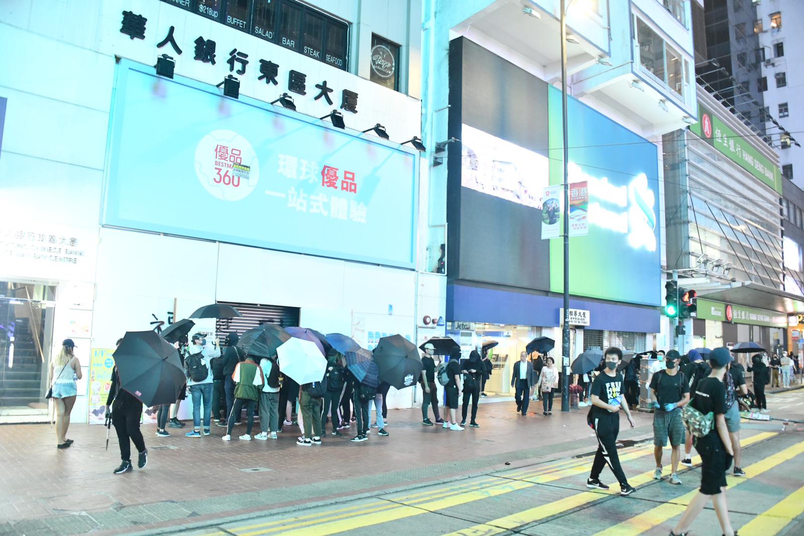 【修例风波】防暴警察铜锣湾傍晚再发催泪弹驱散示威者