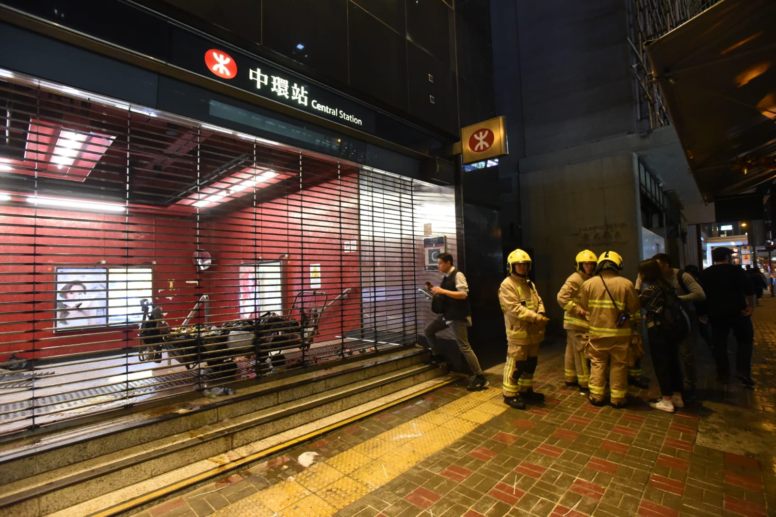 【修例风波】出入口被投掷燃烧弹 中环站关闭