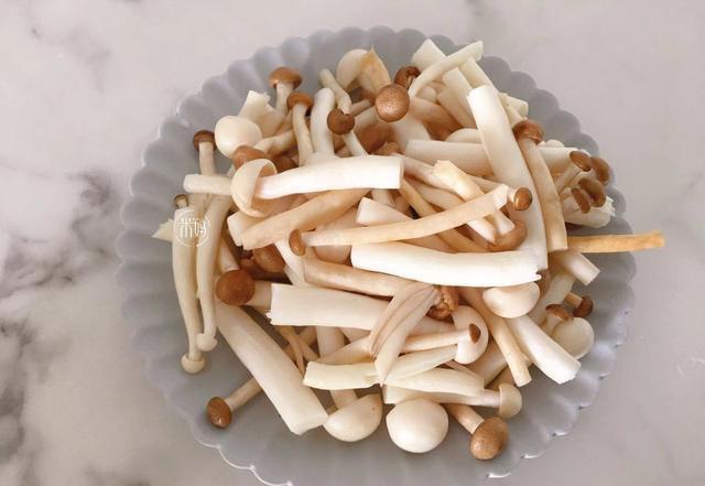 秋天吃白菜不如吃这菜，4元买3棵，随手一炒鲜嫩可口，营养好吃