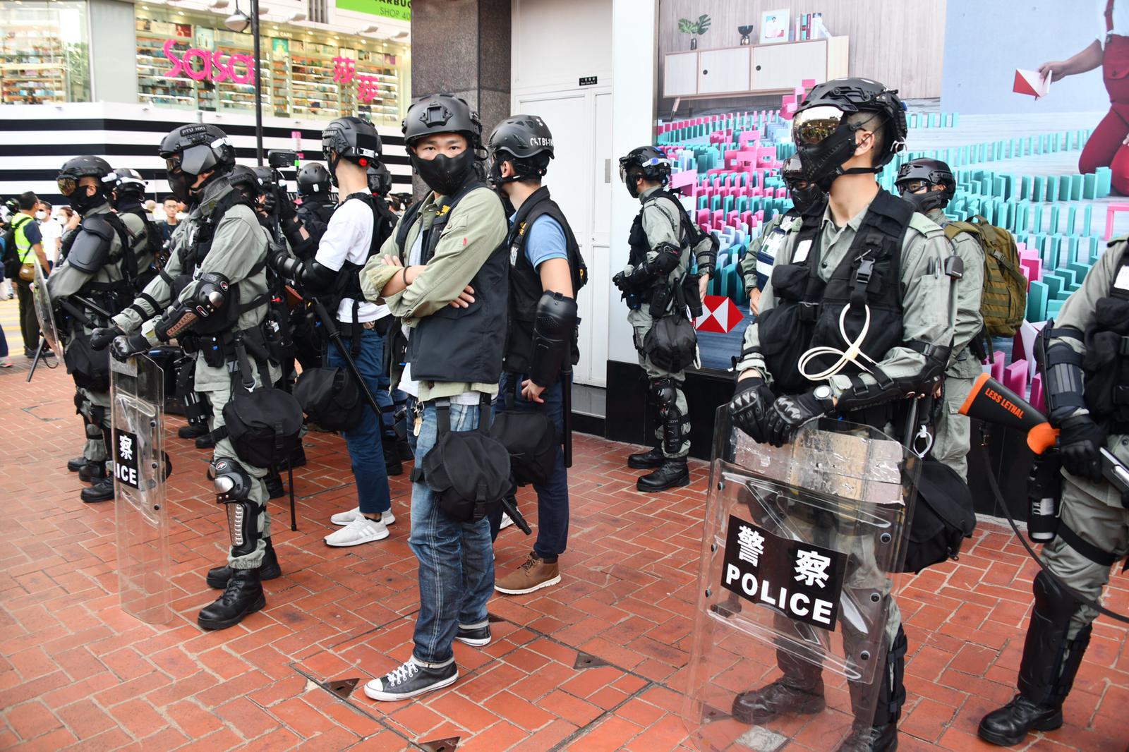 【修例风波】防暴警港岛多个港铁站戒备 铜锣湾优品360围木板