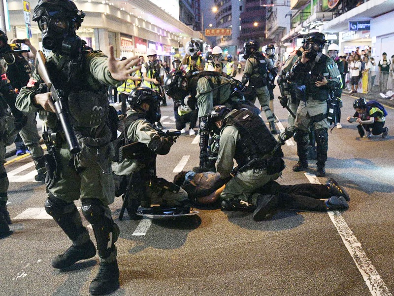 【修例风波】指示威者港岛多区破坏 警方警告立即停止违法行为