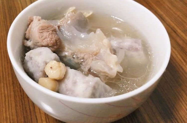 炖肉时，不管炖什么肉，这种香料一定要少放，一旦放多肉苦汤也苦