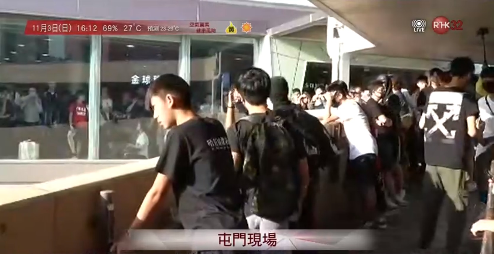 【修例风波】屯门黑衣蒙面人群聚集 警方蓝旗警告