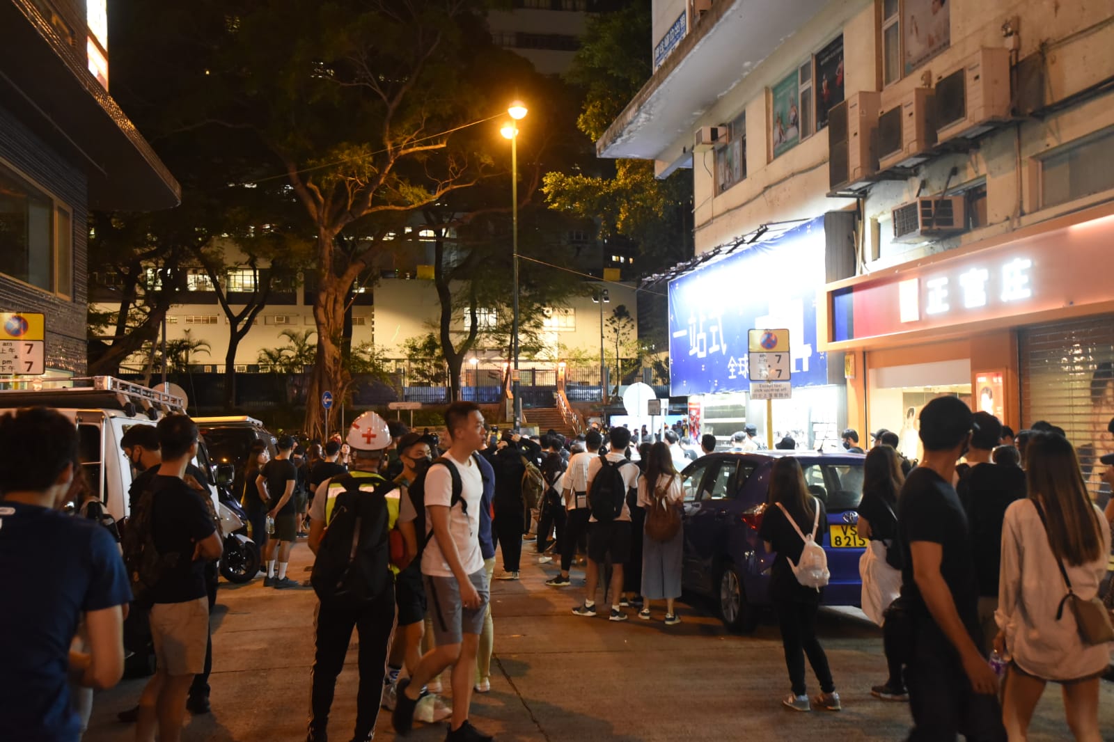 【修例风波】警方斥蒙面暴徒打途人掷粪便 尖沙嘴警署暂停服务