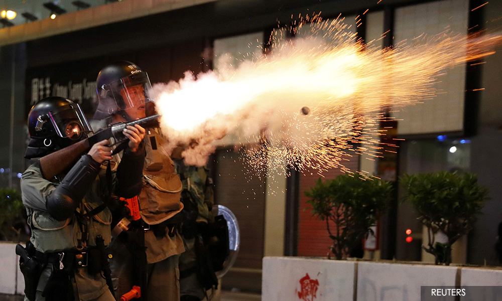 Downtown HK becomes battleground as night falls