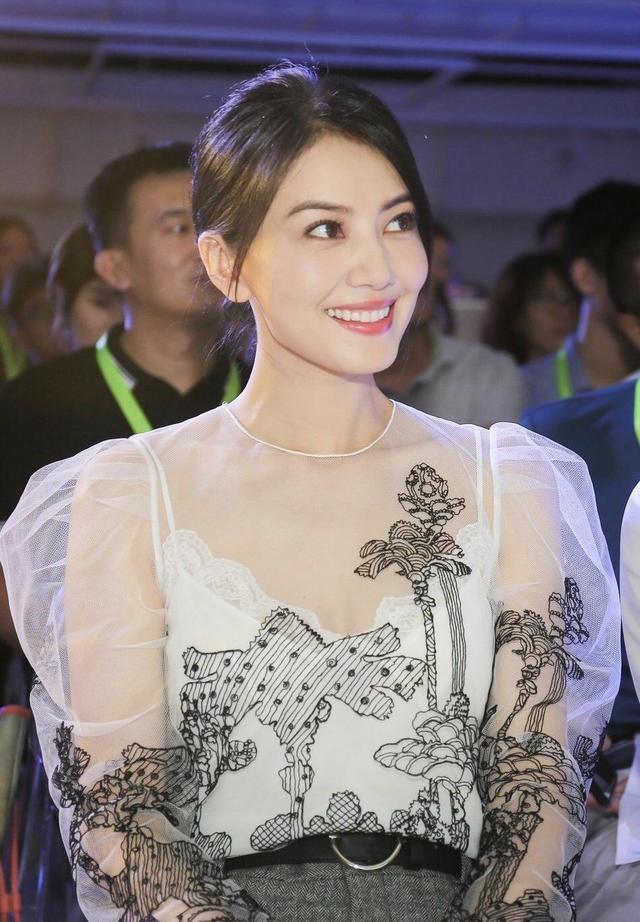 高圆圆穿薄纱上衣内搭小吊带，配萝卜裤亮相，低发髻美得清新脱俗