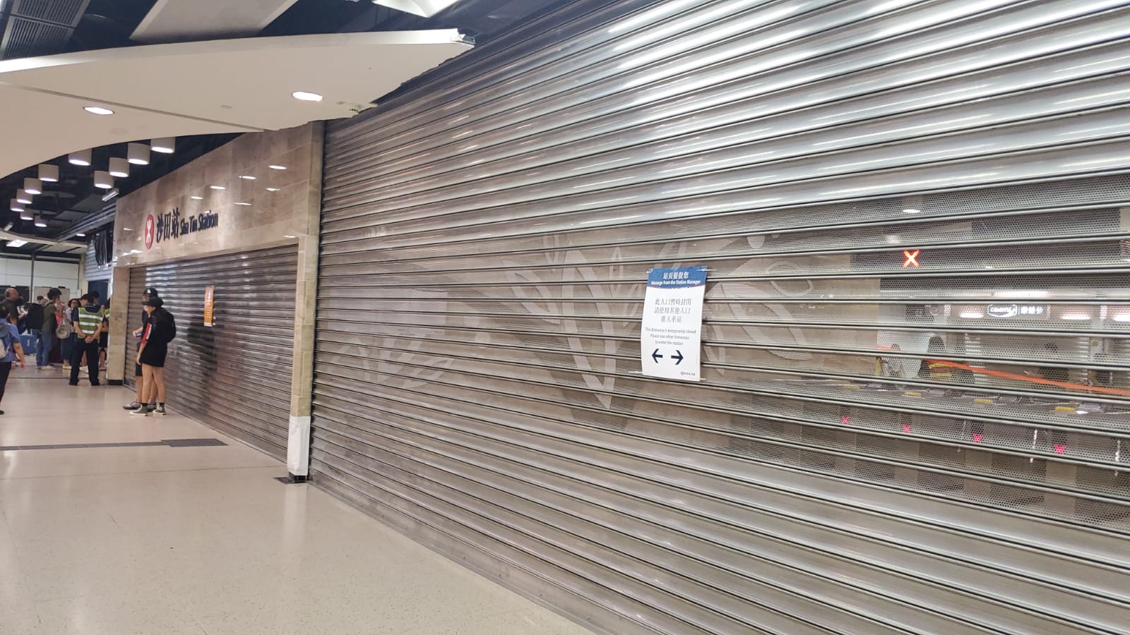 【修例风波】警斥示威者破坏沙田港铁站设施 由商场高处掟杂物
