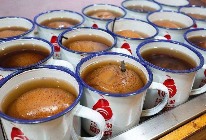 老爷爷推车卖“茶杯肉”，15元一罐，从不涨价，邻摊：笨蛋才吃！