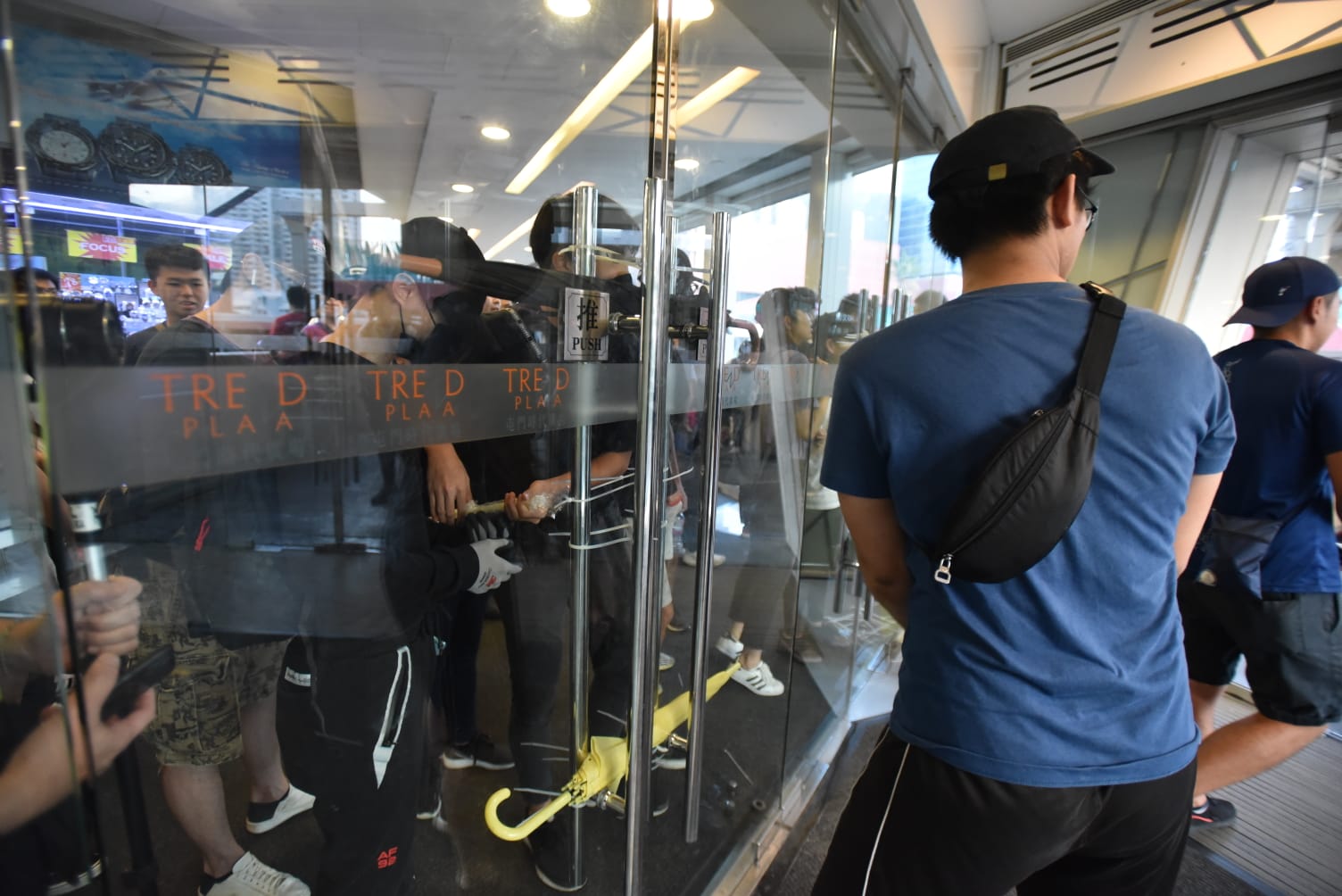 【修例风波】警斥示威者堵塞屯门商场出入口为不负责行为 吁保持冷静