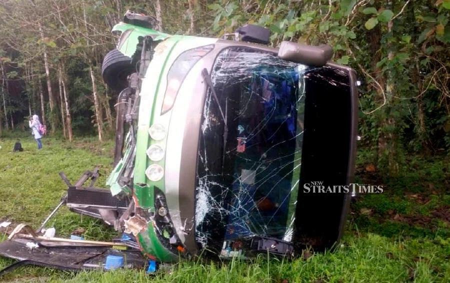 14 tourists injured after tour bus overturns