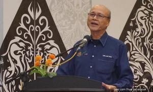 Lee Lam Thye receives MCPF honorary life membership