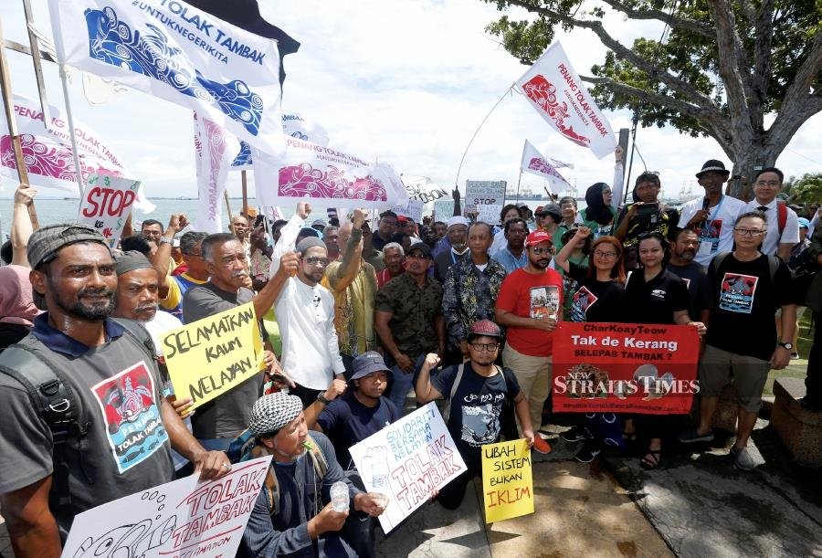 1,000 fishermen hand protest memo to Penang govt over PSR project