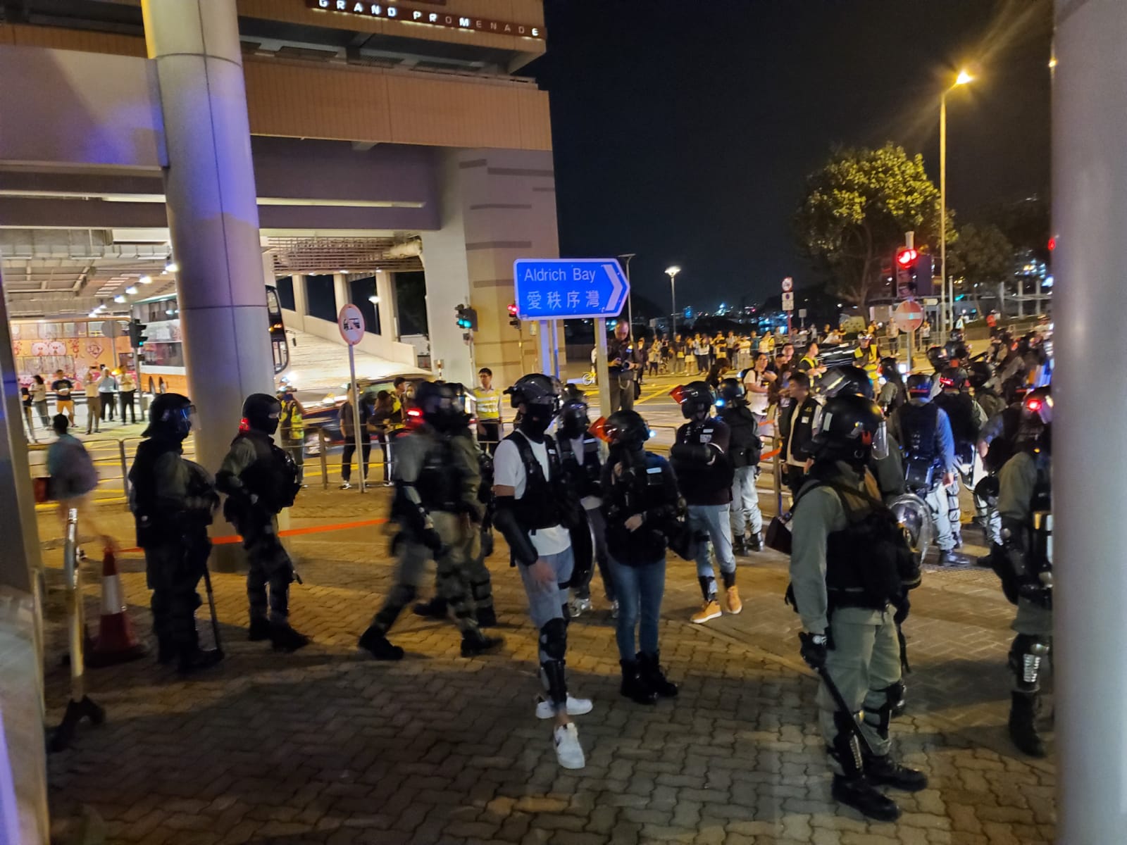 【修例风波】律政司打错姓名需撤销控罪 涉藏逾百汽油弹被告获释后再被捕