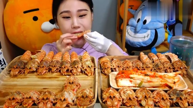 大胃王吃30个“炸鸡腿”，肉掰开后有猫腻，网友：我能吃100个！