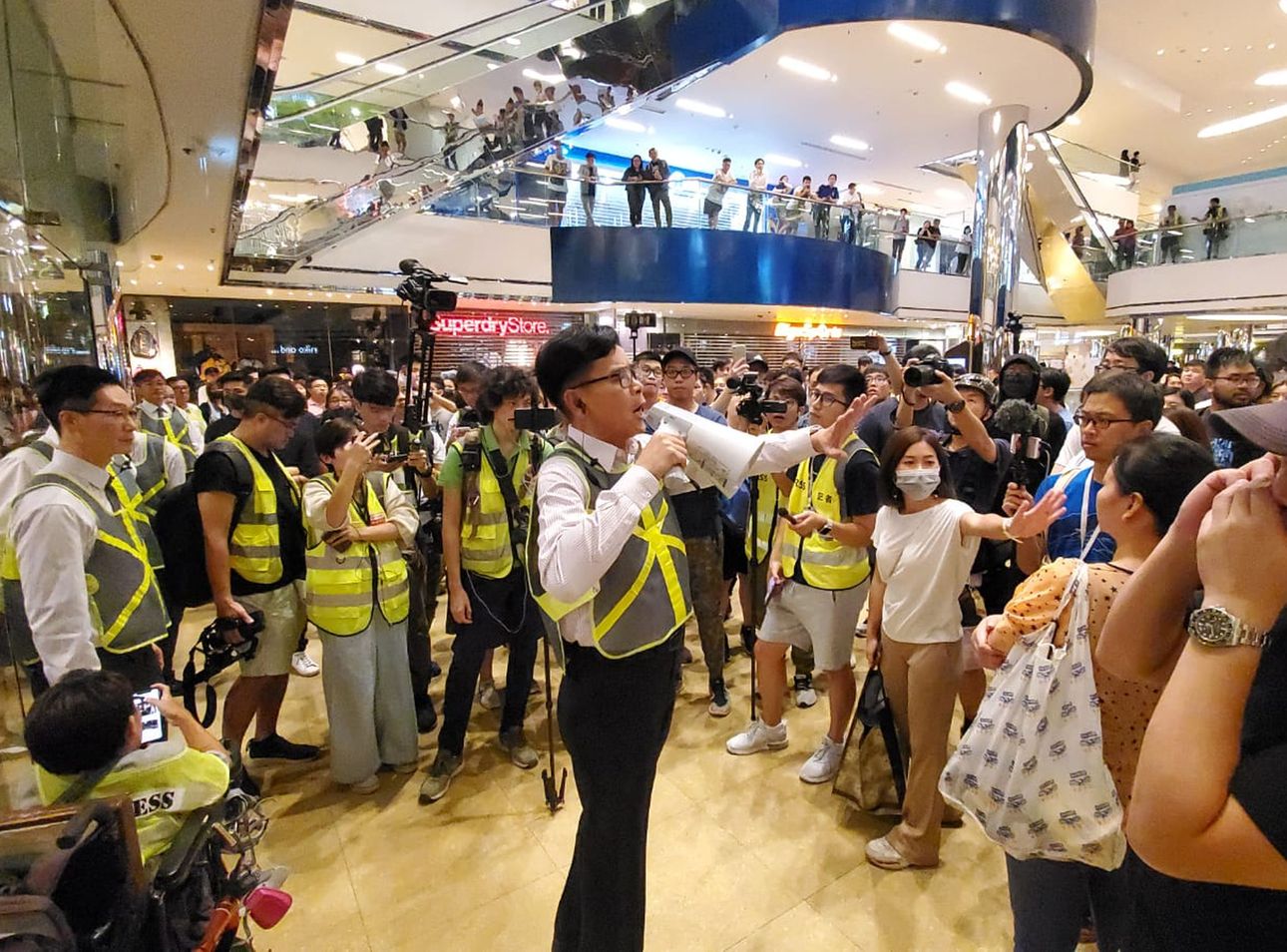 指前缐同事已竭盡所能处理突发情况 太古城中心冀勿针对相关同事