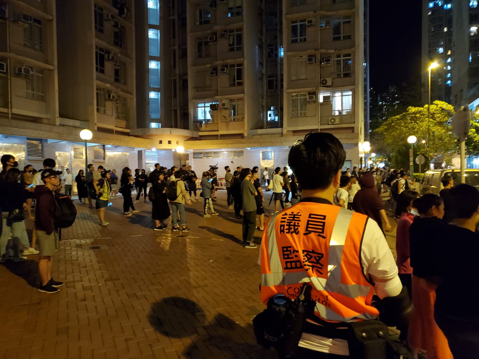 【修例风波】防暴警深夜尚德邨戒备 街坊要求交代科大生堕楼