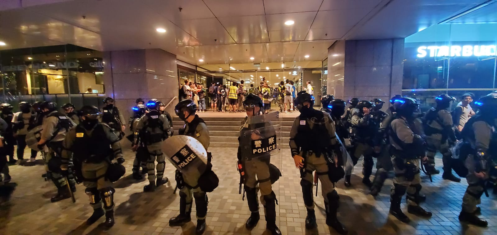 防暴警进入太古城中心 惹聚集群众不满最少1人被带走