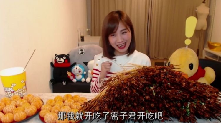 密子君吃3000根羊肉串，身后小孩说出“内幕”，直接掉粉70万！