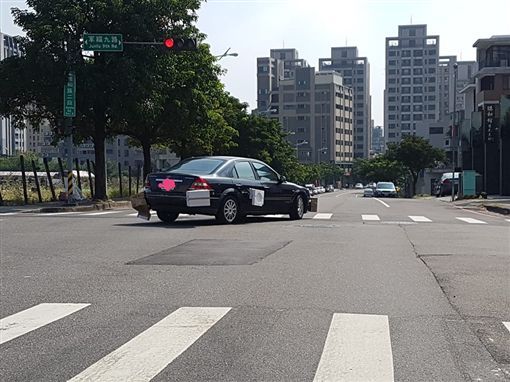 新手上路怕撞到！他「绑一圈」网笑了