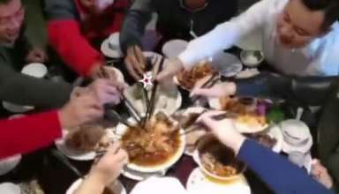 猪瘟致价格飙升 中国人婚宴上抢吃猪肉