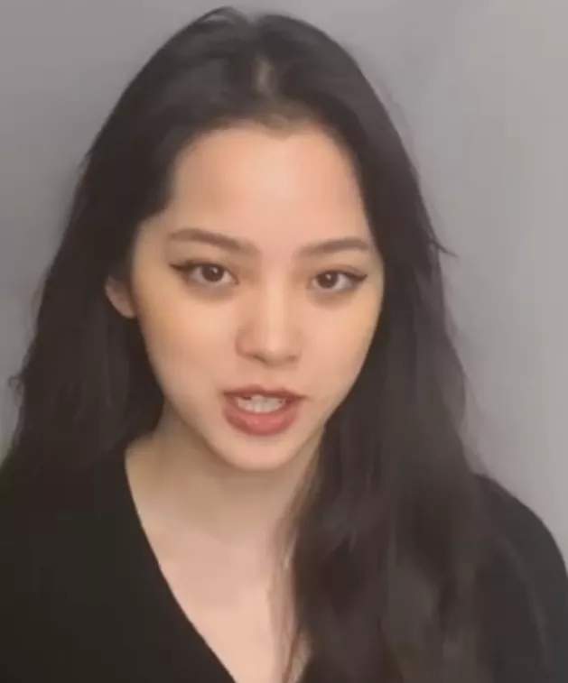 欧阳娜娜直播误开网红滤镜？下巴变成三角形，这PS的有点过分了