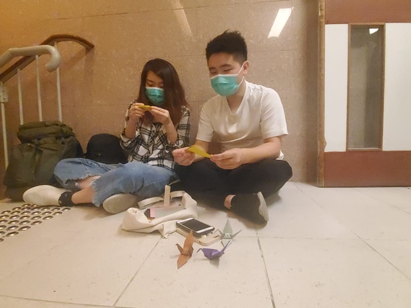 【修例风波】堕楼科大生仍危殆 中学校长带同纸鹤心意卡探望