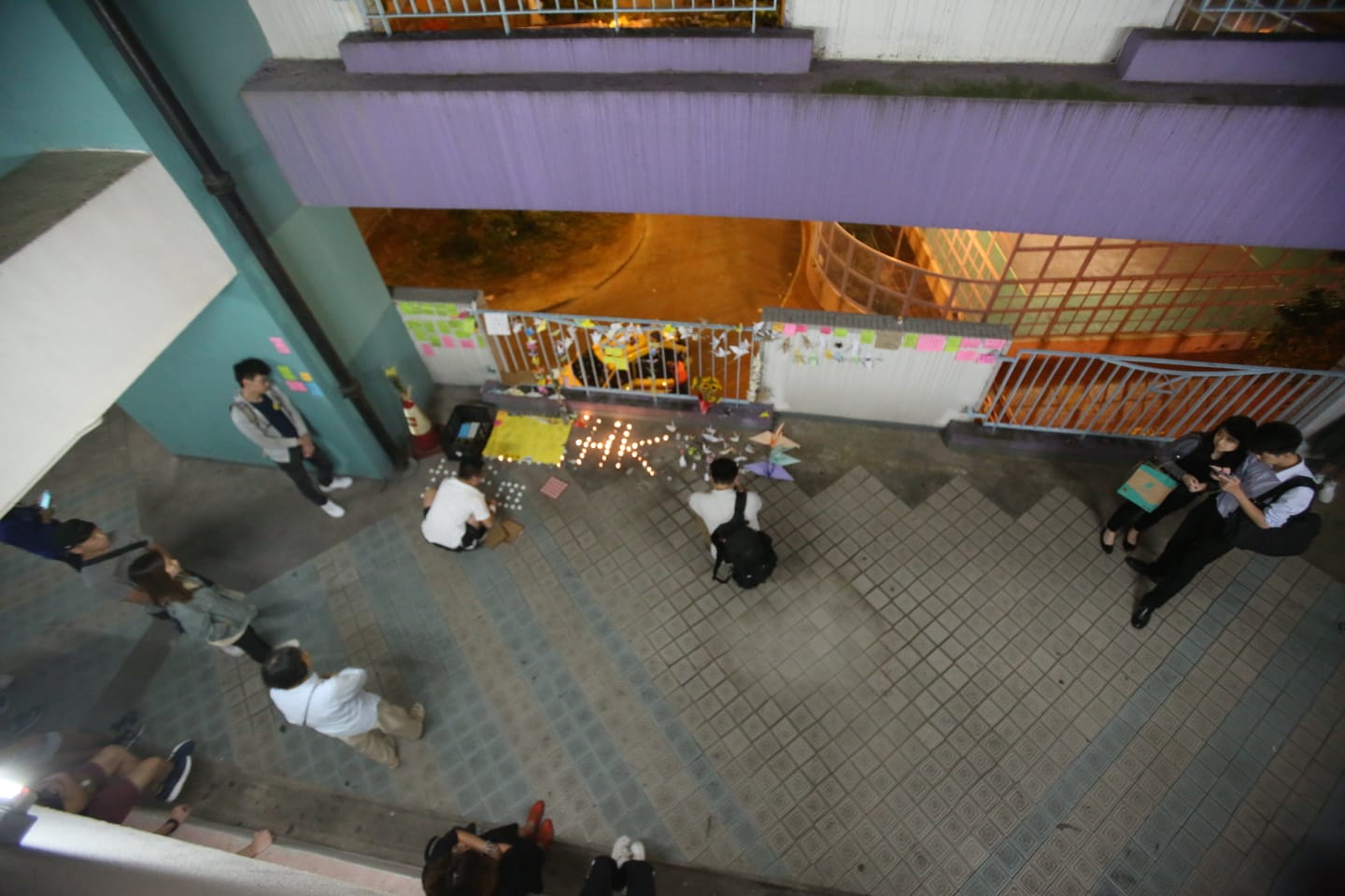 【修例风波】堕楼科大生仍危殆 病房外设连侬墙送祝福