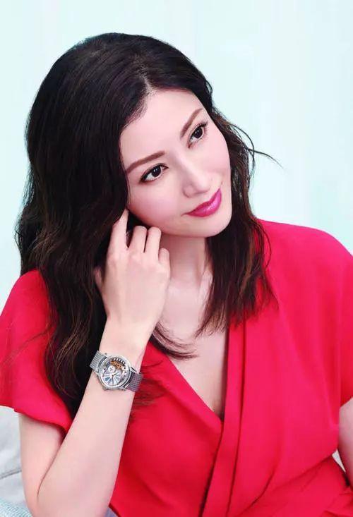 豪门名媛闺蜜团聚餐，49岁的李嘉欣依旧美艳动人