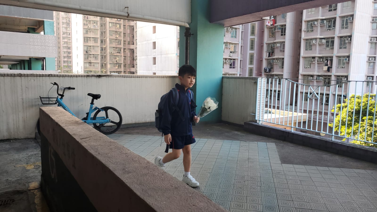 【修例风波】周梓乐堕楼现场　入夜后大批市民献花摺纸鹤悼念
