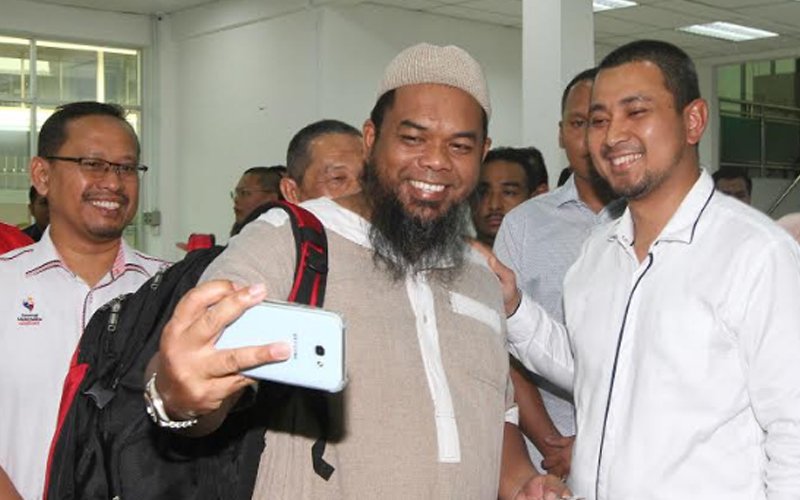 I never tried to grab microphone from Umno member, says Johor MB