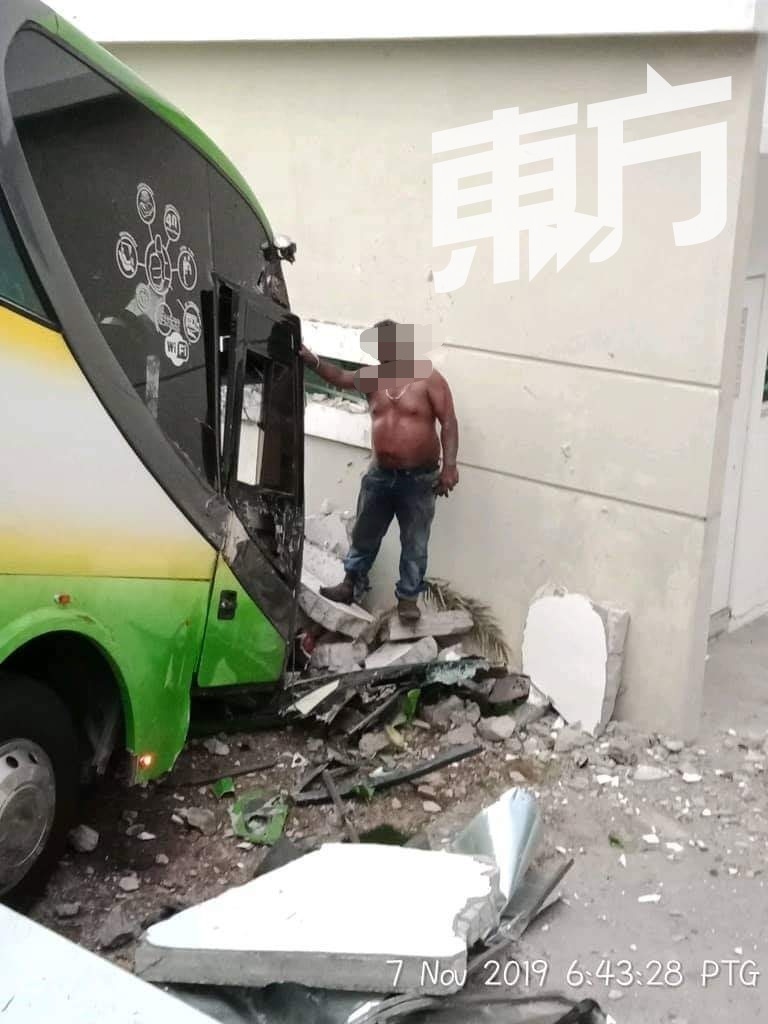 巴士失控撞排屋围墙　摩哆骑士路过遭殃