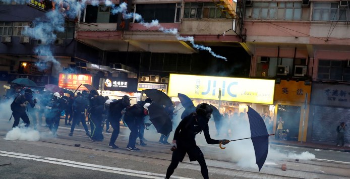 88%港人被迫吸催泪烟 有市民头疼失眠咳不停