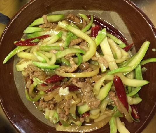 最“傻”老板，顾客只能点1道菜，还可免费续碗，网友：新套路？