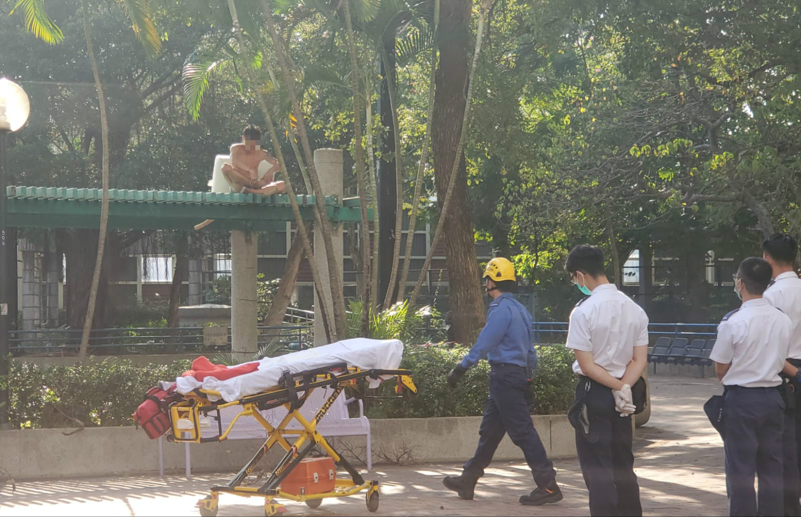南昌邨疑精神有异男子危坐檐蓬 落地后送院