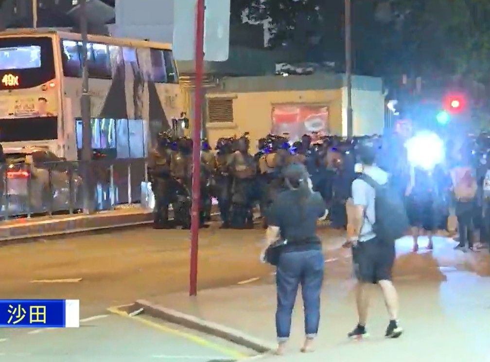 【修例风波】警沙田第一城举黑旗 荃湾射催泪弹