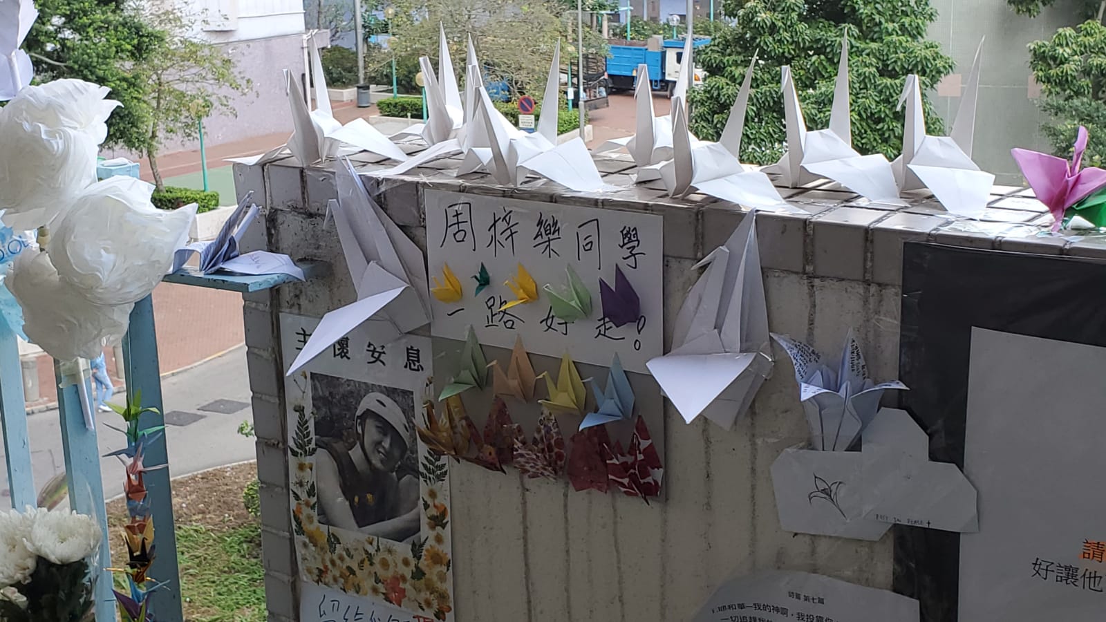 【修例风波】市民续献花悼周梓乐 尚德停车场外设祭坛