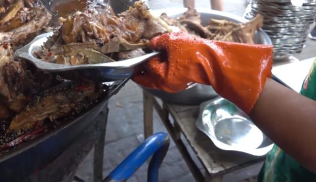 开封大排档门口甩一大锅，炖煮500斤大骨，足够600人吃！
